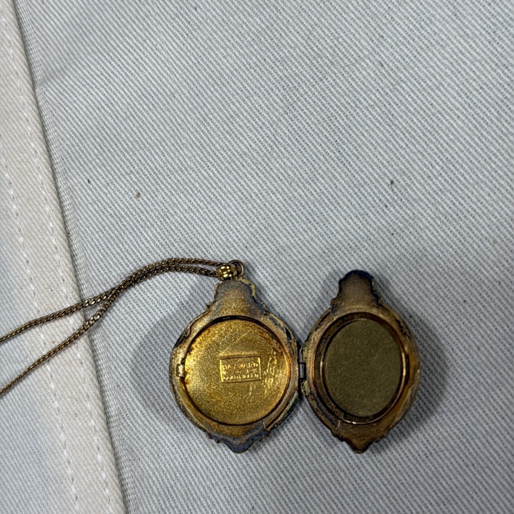 Hayward Locket. Vintage. 1/20 12k gold filled. - Picture 5 of 5